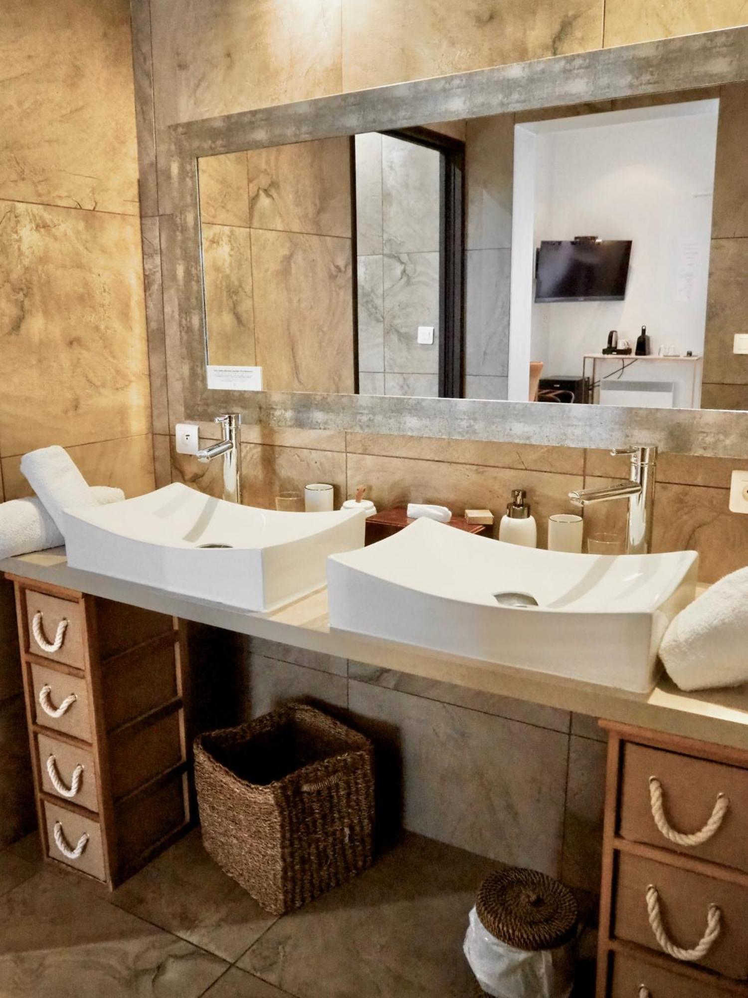 Le Jas De Joucas Hotel-Restaurant Екстериор снимка